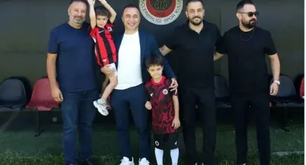 Tribünde forması çıkarılan minik Göktuğ tesislerde ağırlandı