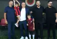 Tribünde forması çıkarılan minik Göktuğ tesislerde ağırlandı