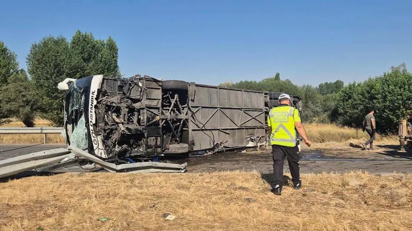 Afyonkarahisar’da yolcu otobüsü devrildi: Çok sayıda yaralı var! haberinin görseli