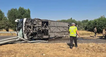 Afyonkarahisar’da yolcu otobüsü devrildi: Çok sayıda yaralı var!