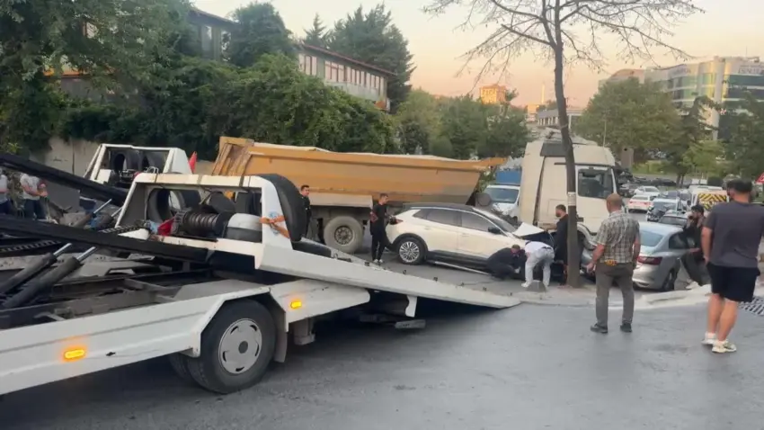 Esenler’de faciadan dönüldü! Freni boşalan hafriyat kamyonu 7 araca çarptı haberinin görseli