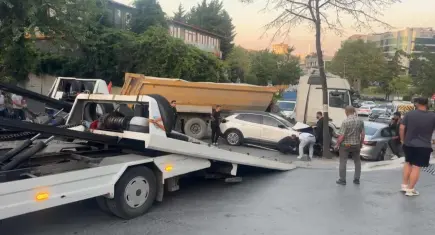 Esenler’de faciadan dönüldü! Freni boşalan hafriyat kamyonu 7 araca çarptı