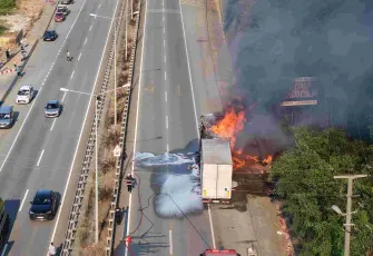 Giresun’da seyir halindeki mobilya yüklü TIR alev alev yandı