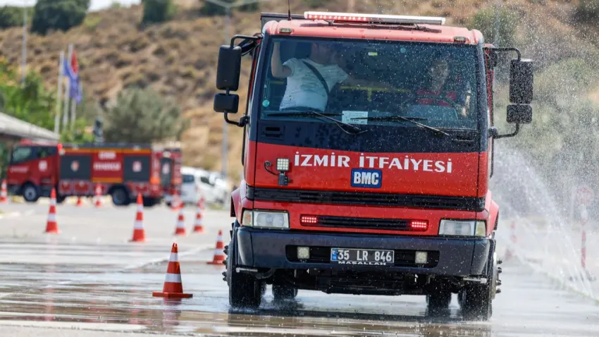 İzmir İtfaiyesi’nin yeni şoförleri zorlu parkurda görev için hazırlanıyor haberinin görseli