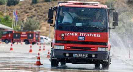 İzmir İtfaiyesi’nin yeni şoförleri zorlu parkurda görev için hazırlanıyor