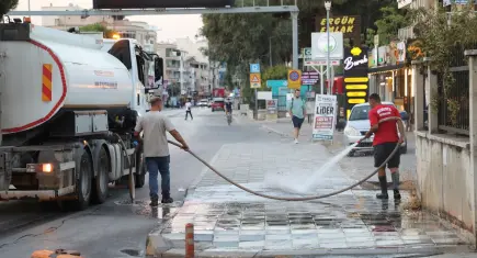 Menderes’te temizlik seferberliği başladı: Caddeler baştan sona yenileniyor
