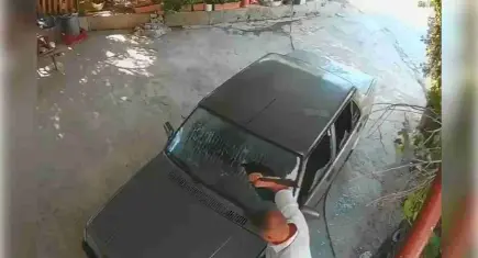 Anamur’da eski sevgili dehşeti: Otomobiline satırla saldırdı