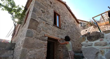 Bergama'da tarihi yapılar öğrencilerin emeğiyle yeniden canlanıyor