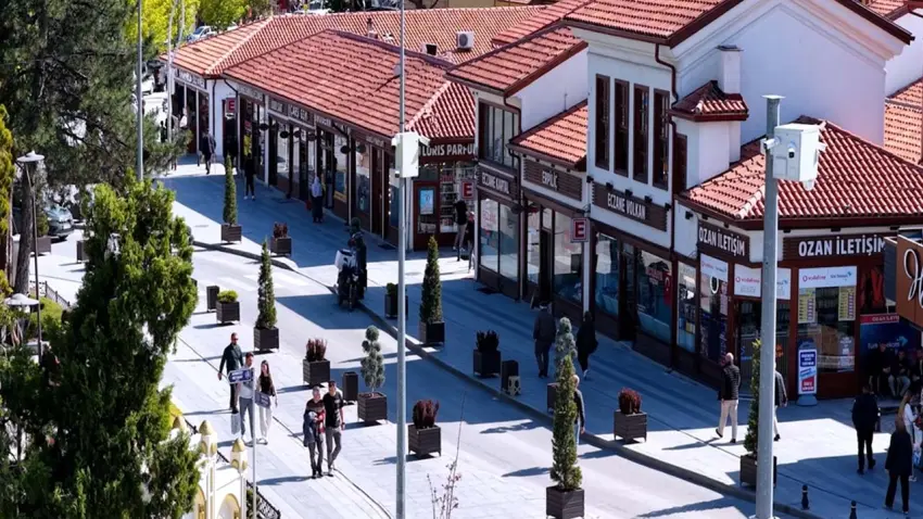 Dünyanın en dar çarşısı yenilendi haberinin görseli