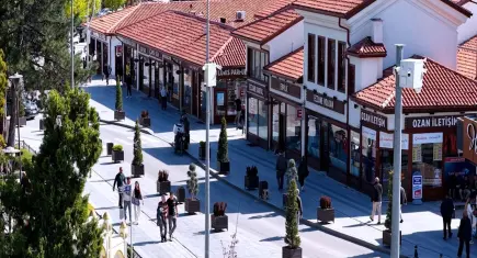 Dünyanın en dar çarşısı yenilendi