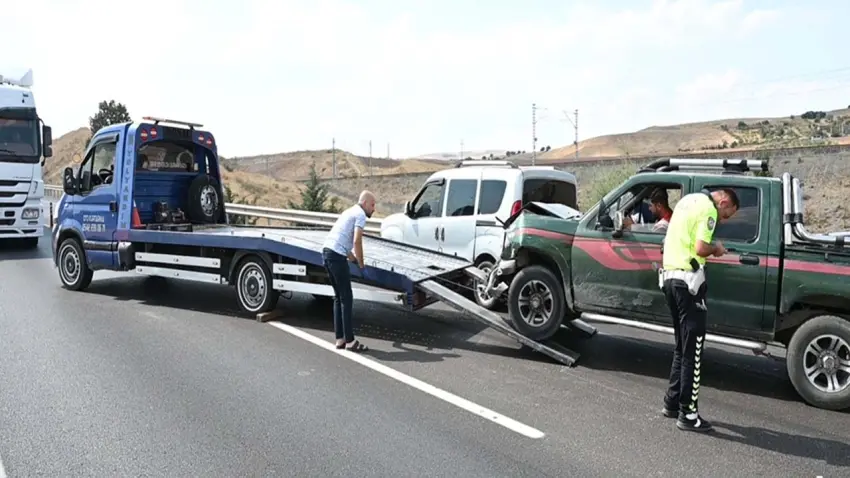 Kamyonet hafif ticari araca çarptı: 1’i bebek 5 yaralı haberinin görseli