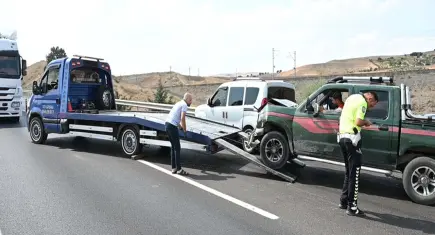 Kamyonet hafif ticari araca çarptı: 1’i bebek 5 yaralı