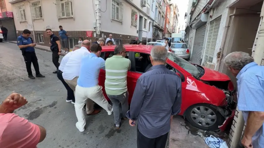 Beyoğlu'nda düğün konvoyunda kaza: 1 kişi yaralandı haberinin görseli