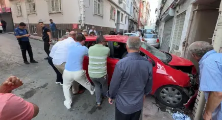 Beyoğlu'nda düğün konvoyunda kaza: 1 kişi yaralandı