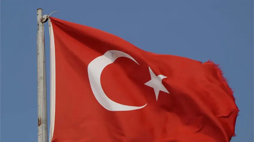 Burdur’da Türk bayrağına av tüfeğiyle ateş edildi haberinin görseli