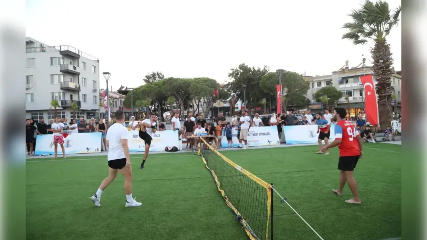 Dikili’de ayak tenisi heyecanı: 18 takım sahaya çıktı haberinin görseli
