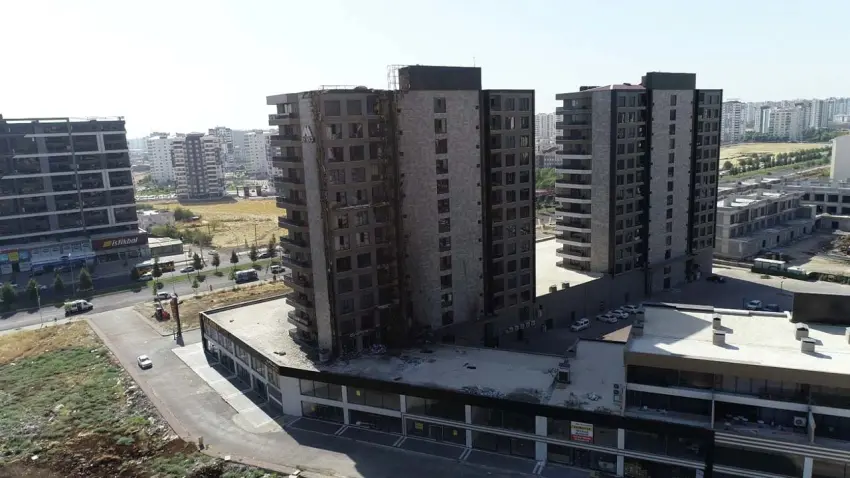 Diyarbakır’da plazadaki yangının boyutu gün ağarınca ortaya çıktı haberinin görseli