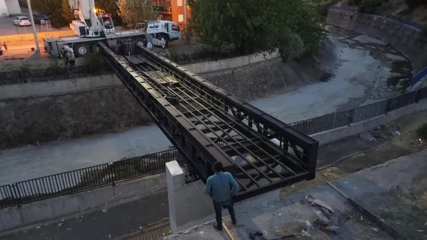 Karşıyaka’ya yeni yaya köprüsü: 10 dakikalık yol 1 dakikaya inecek haberinin görseli