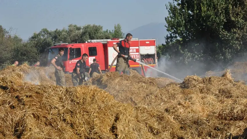 Ödemiş'te saman balyaları cayır cayır yandı haberinin görseli