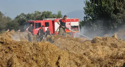 Ödemiş'te saman balyaları cayır cayır yandı