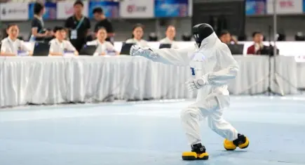 Pekin’de insansı robotlar yarışıyor