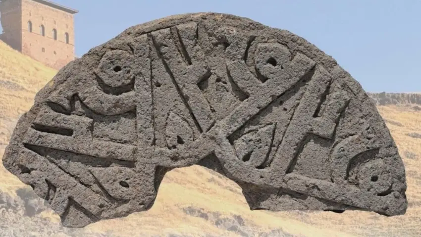Selçuklu Mezarlığı’nda Hz. Muhammed yazılı taş bulundu haberinin görseli