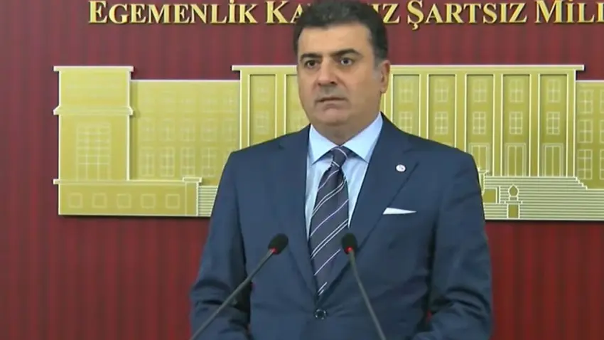 YENİ Partili Emre: Üye sayımız 400 bini geçti haberinin görseli