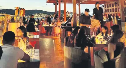 Bodrum’da sosyetik mekanda 100 kişilik kavga:Milyonluk çanta parçalandı, pahalı saat ezildi!