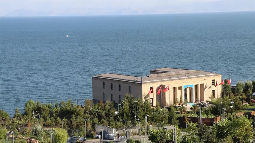 Cumhurbaşkanlığı Kabinesi Ahlat’ta toplandı: Eninde sonunda kan tüccarları kaybedecek haberinin görseli