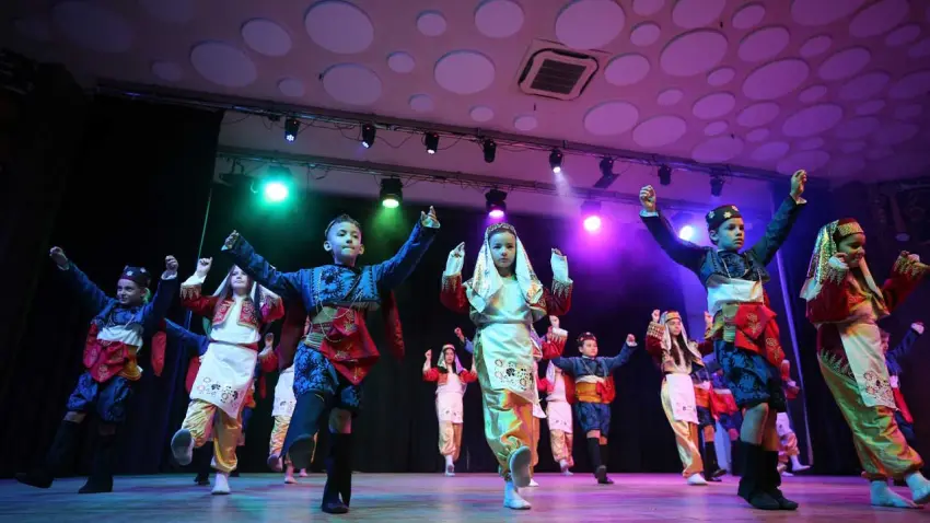 Karşıyaka’da gençlere ücretsiz halk dansları kursu haberinin görseli