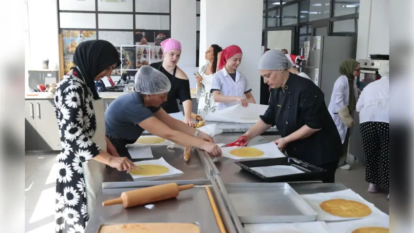 Konaklı kadınlar pastacılığı mesleğe dönüştürüyor haberinin görseli
