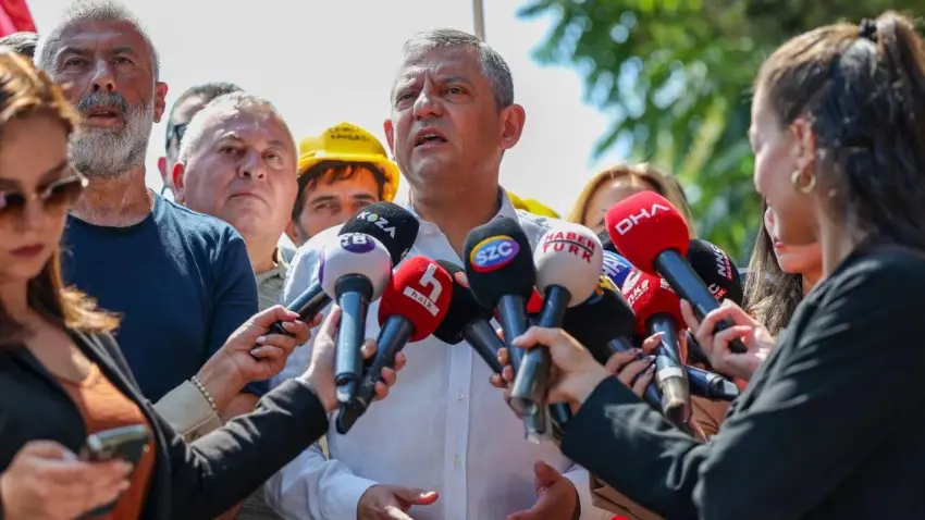 Özel'den yargı kararlarına sert tepki: Son günde tiyatro oyununu tamamladılar" haberinin görseli