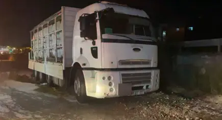 Sakarya’da asit yüklü kamyonda sızıntı paniği! Yol trafiğe kapatıldı