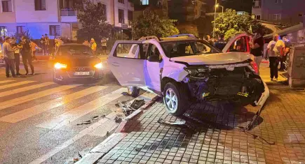 Sivil polis aracı kaza yaptı: 1’i komiser 2 polis yaralandı