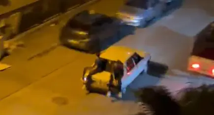 Tehlikeli yolculuk faciaya dönüşüyordu! Ani frenle düştüğü aracın altında kalıyordu