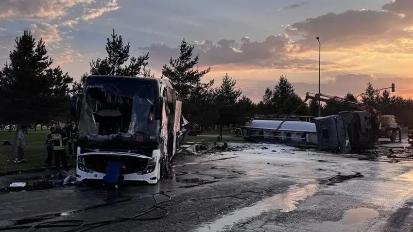 Yolcu otobüsü ile yakıt taşıyan tanker çarpıştı: 35 yaralı var! haberinin görseli