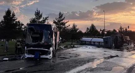 Yolcu otobüsü ile yakıt taşıyan tanker çarpıştı: 35 yaralı var!