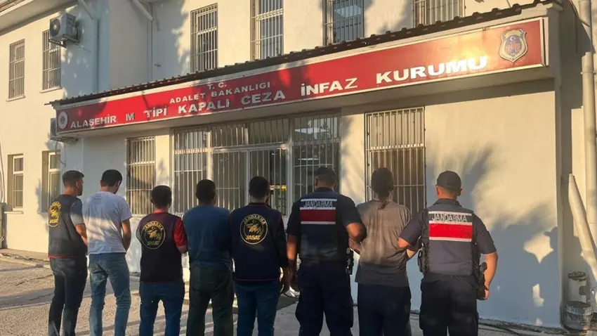 21 adrese eş zamanlı baskın: Uyuşturucu tacirlerine darbe haberinin görseli