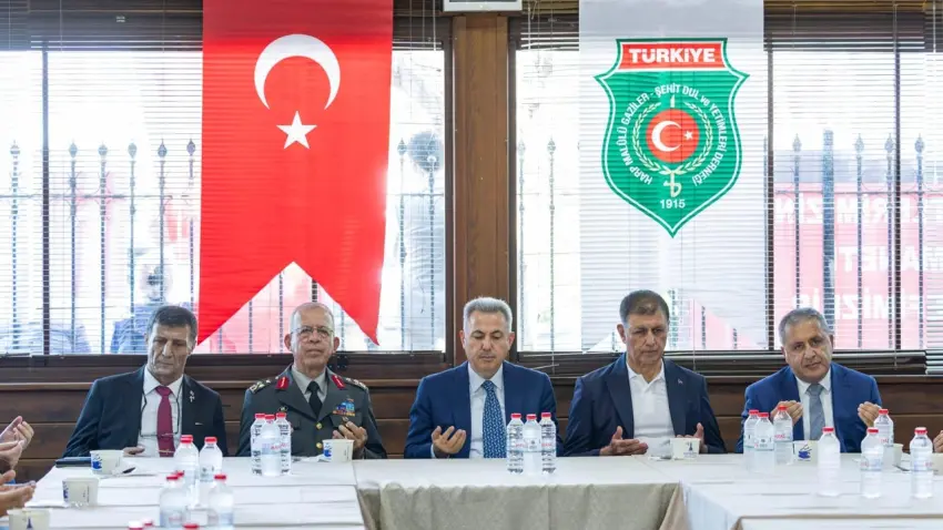 Başkan Tugay’dan şehit aileleri ve gazilere Büyük Taarruz ziyareti haberinin görseli