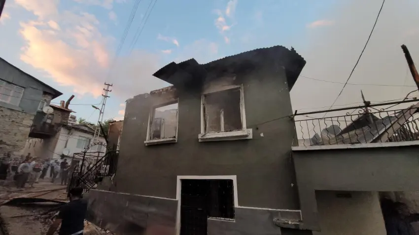 Erzincan’da çıkan yangın 8 evi küle çevirdi haberinin görseli