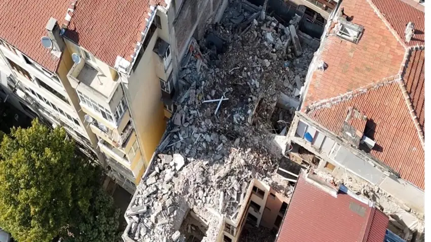 Fatih’te yıkım dehşeti: Operatör ve işçi yaralandı haberinin görseli