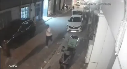 Kadını darp eden şüpheliye müdahale eden polislere saldırı: 4 şüpheli tutuklandı