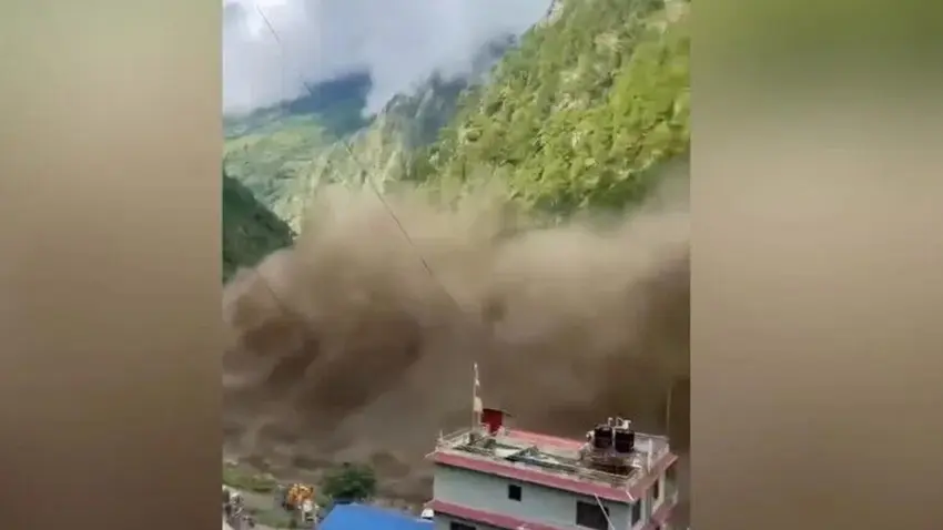 Nepal'de sel felaketi:Yüzlerce kişiden haber alınamıyor haberinin görseli