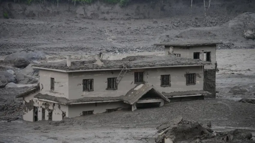 Nepal’de sel ve toprak kayması felaketi! Ölü ve kayıp sayısı artıyor haberinin görseli