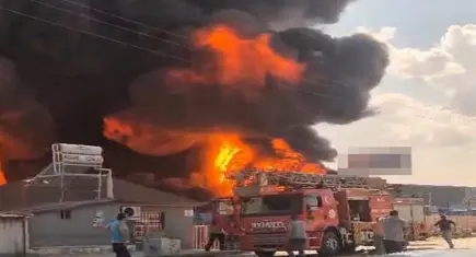 OSB'de korkutan yangın: Yalıtım fabrikası alev alev yandı