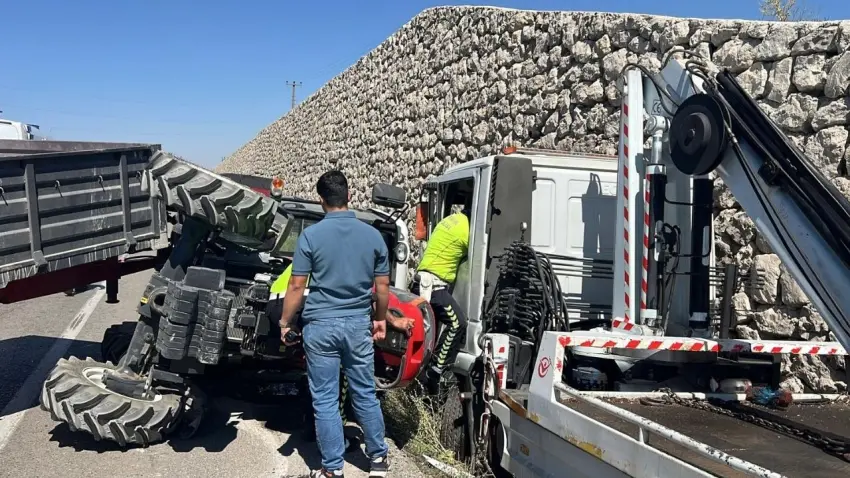 Traktör ile çekici çarpıştı: 4'ü çocuk 6 yaralı haberinin görseli