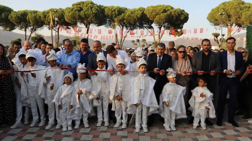 Bayındır’da yeni düğün salonu toplu sünnet şöleniyle açıldı haberinin görseli