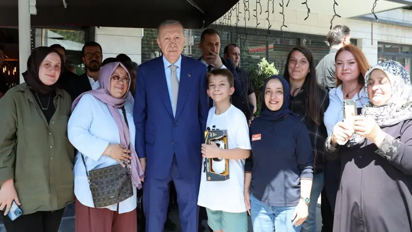 Cumhurbaşkanı Erdoğan esnafı ziyaret etti, vatandaşlarla sohbet edip fotoğraf çektirdi haberinin görseli