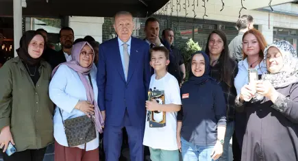Cumhurbaşkanı Erdoğan esnafı ziyaret etti, vatandaşlarla sohbet edip fotoğraf çektirdi