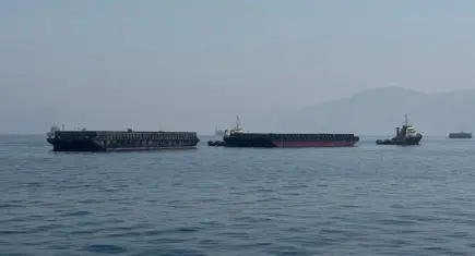 Hürmüz Boğazı’nda sıcak saatler: Petrol tankeri mühimmatla vuruldu!